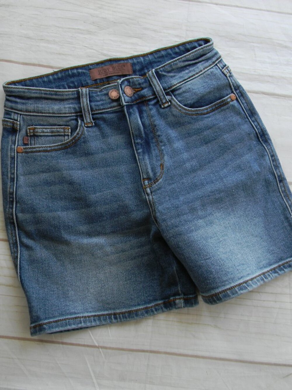 JUDY BLUE MEDIUM WASH CLASSIC STRETCH JEAN DENIM SHORTS SZ S 5"INSEAM